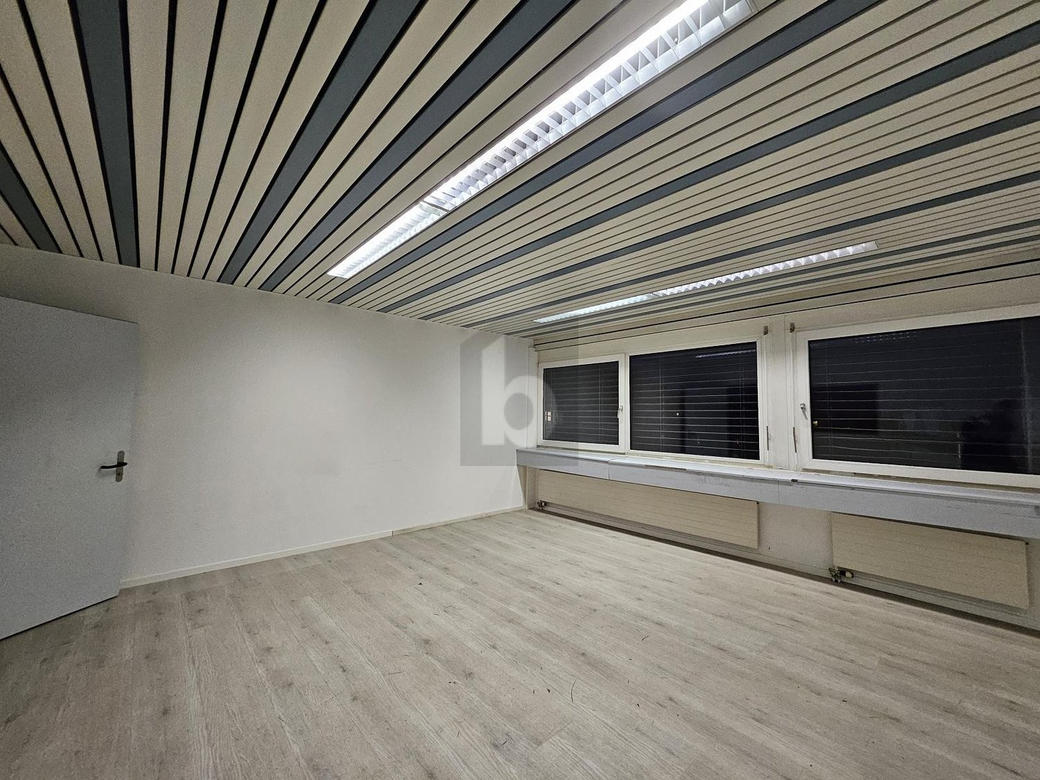 401m² office, photo 1 of 4