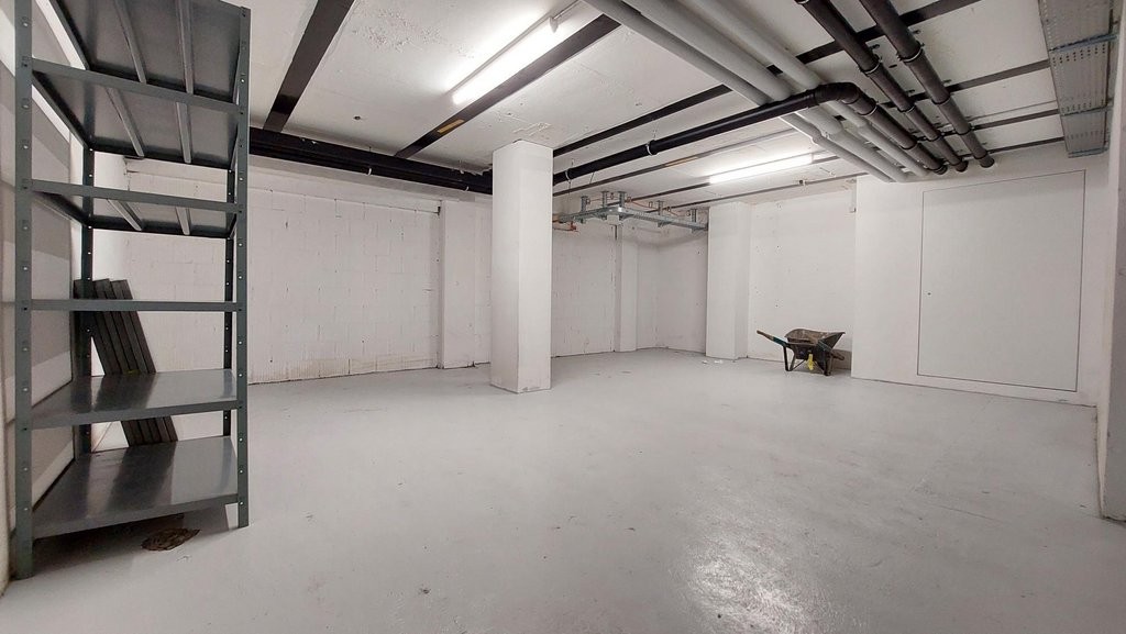 111m² storage room