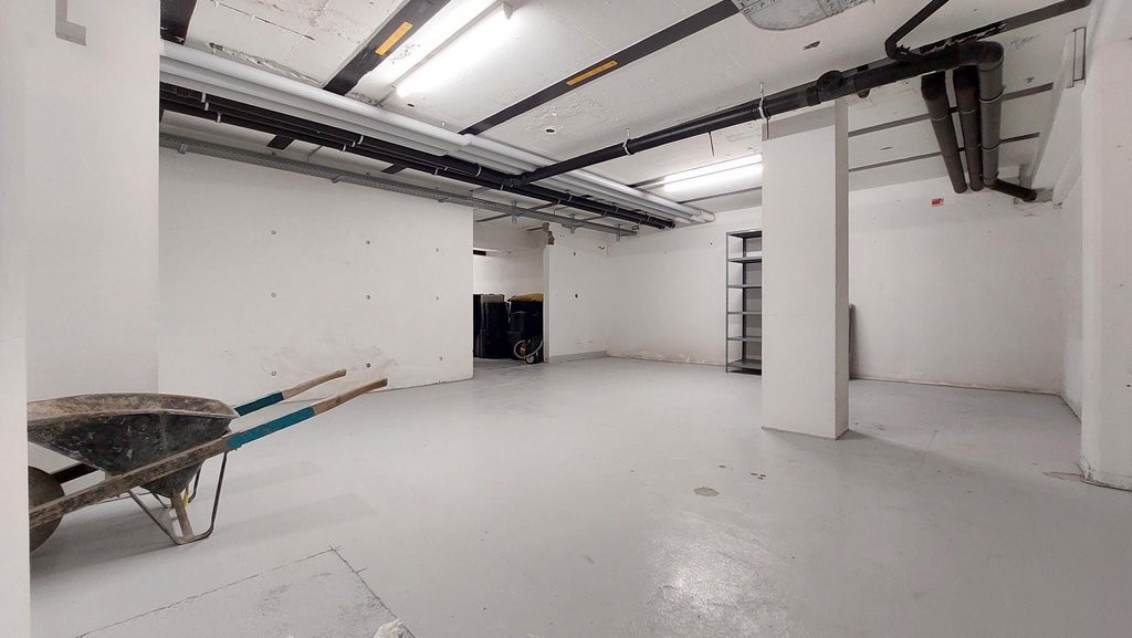 111m² storage room