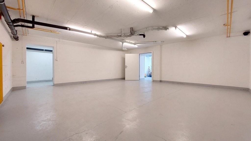 111m² storage room