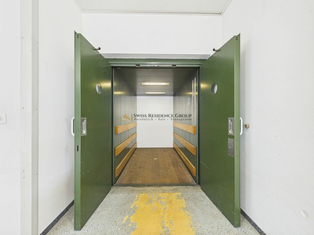 450m² storage room