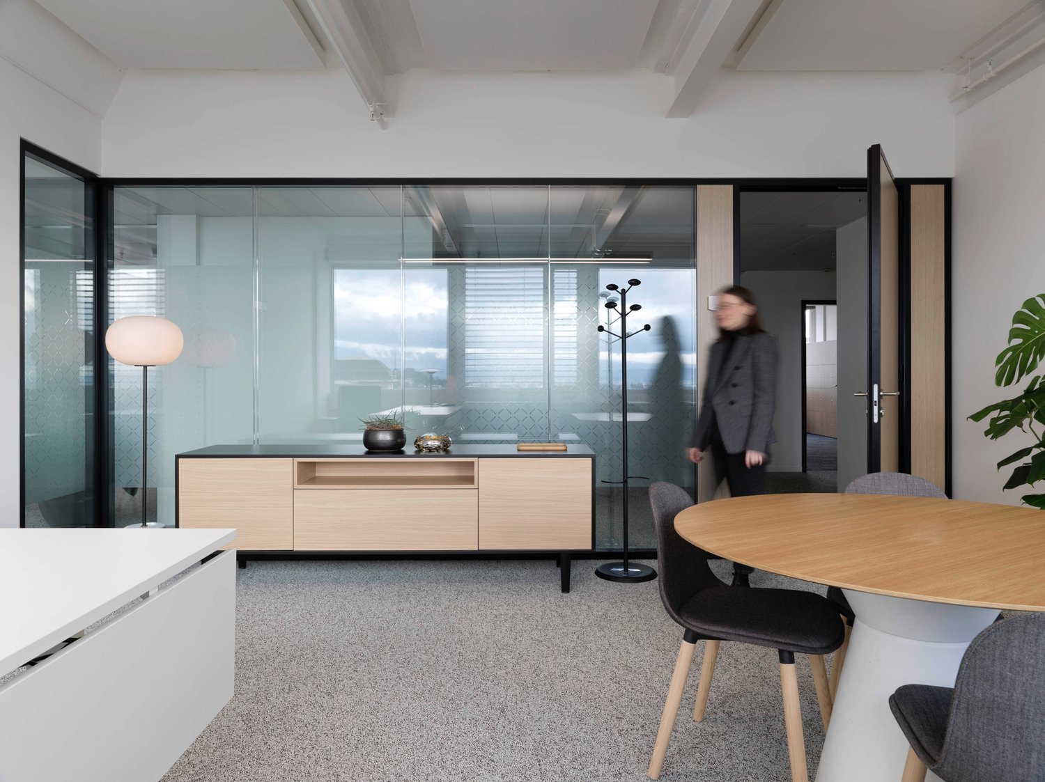 1294m² office, photo 3 of 8