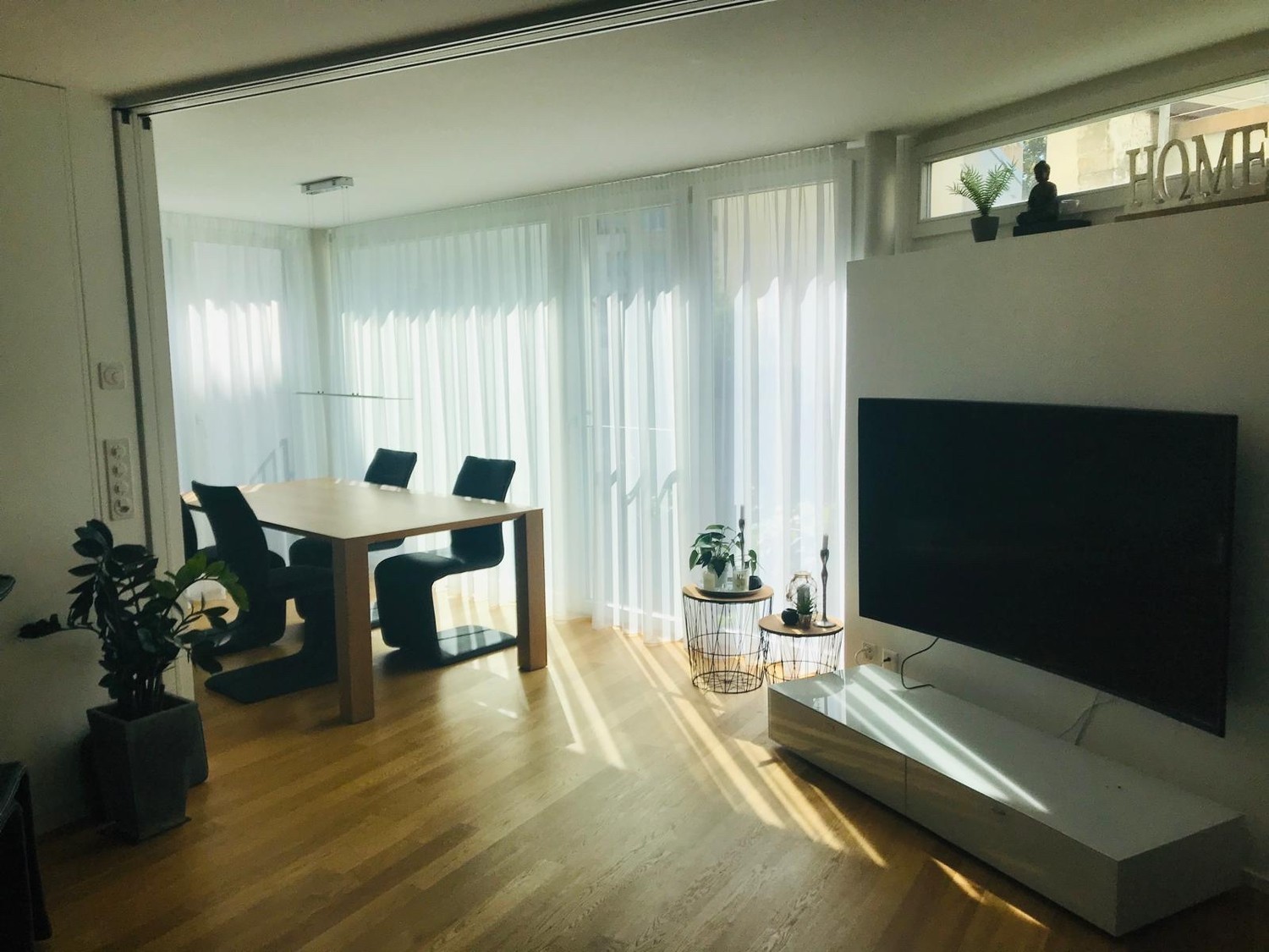 2 ½ room apartment

To be rented weekly or for a maximum of 3 - 6 months 


Update: Apartment only available from 20. August 

Month of September not continuously available

The bright 2.5 room maisonette extends over two levels (75qm) and combines comfort with a cozy ambiance. A special highlight i