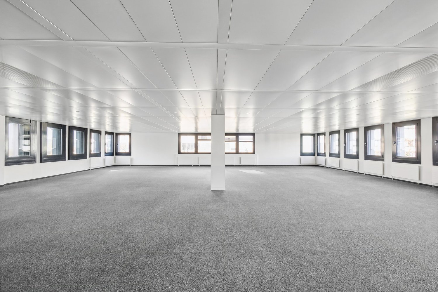 950m² office, photo 1 of 10