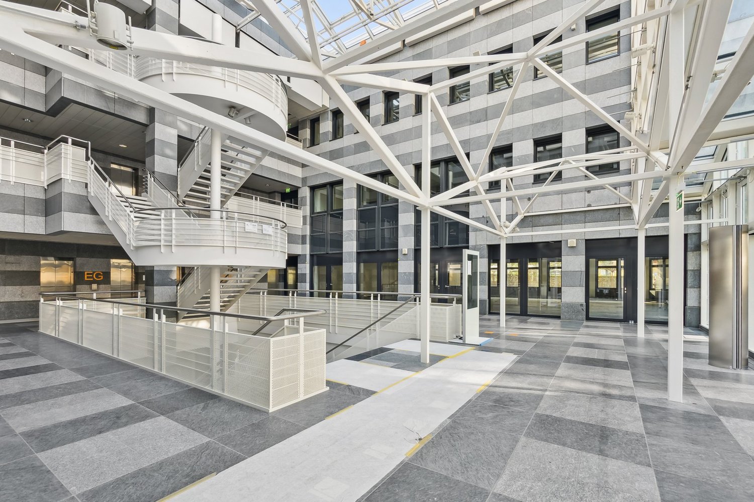 950m² office, photo 9 of 10