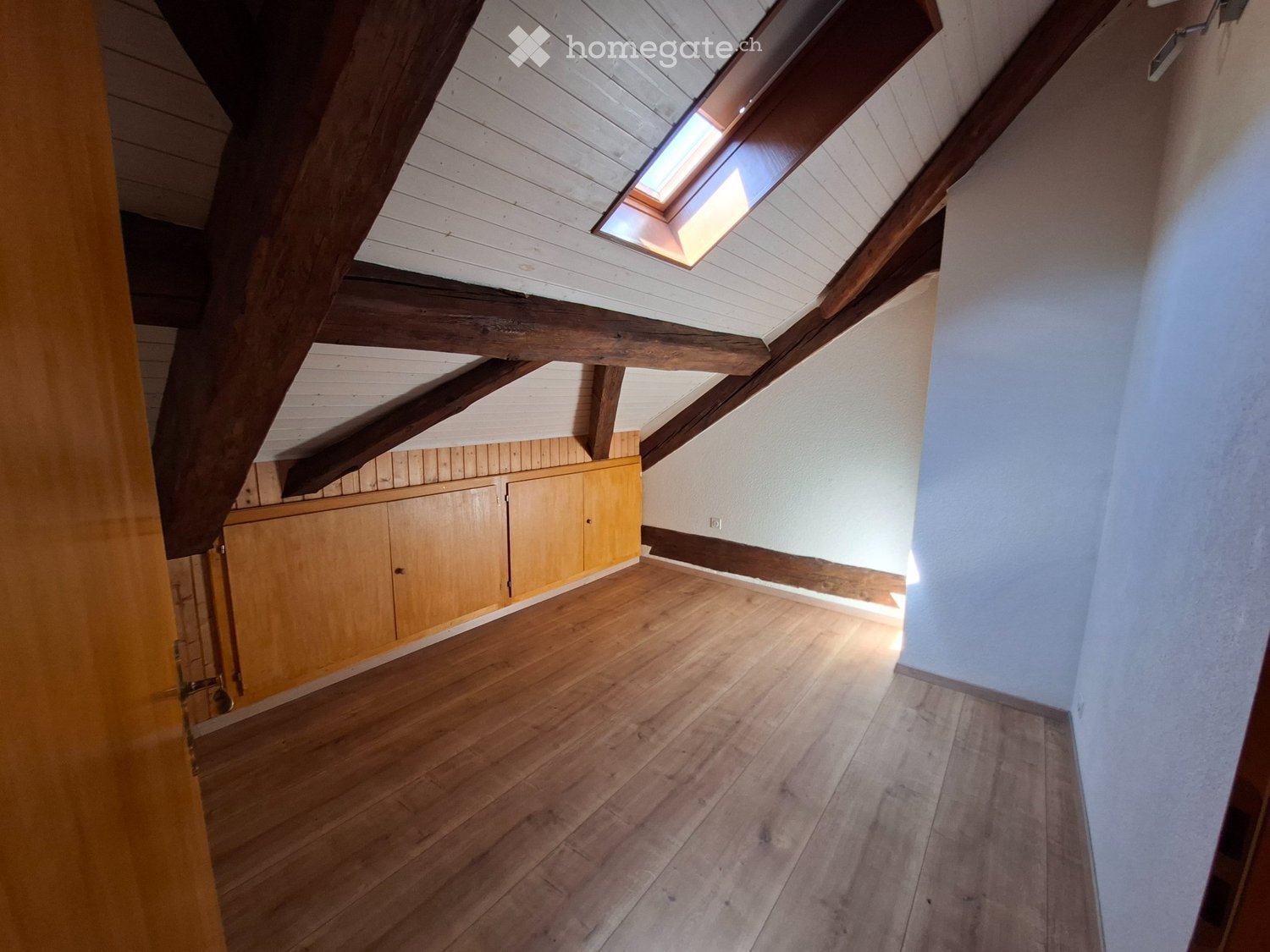 4 ½ Zimmer-Wohnung","description":"Sofort oder nach Vereinbarung, Wohnung in renoviertem alten Bauernhaus (3 Wohnungen). Separater Eingang, Wohnzimmer mit Kamin, offene Küche, Badezimmer im Erdgeschoss. Im Obergeschoss drei Dachzimmer, Badezimmer und Abstellraum. Aussen, Garten und Gemüsegarten sowi