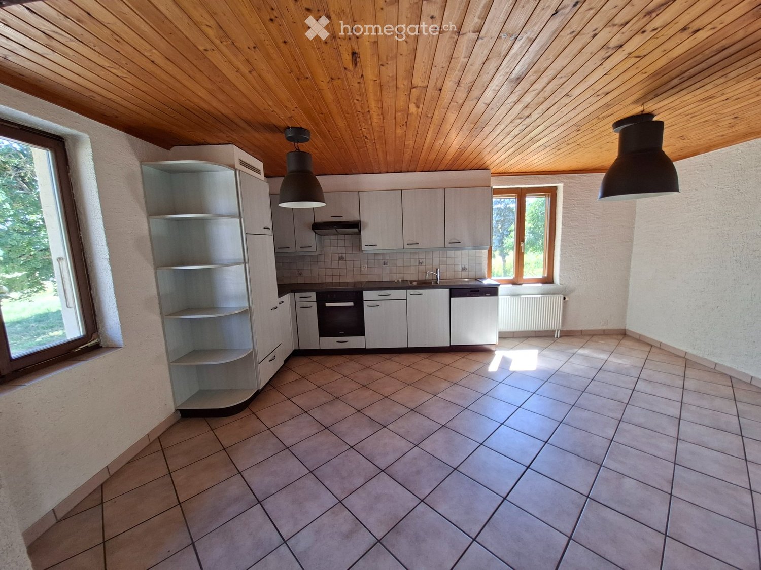 4 ½ Zimmer-Wohnung","description":"Sofort oder nach Vereinbarung, Wohnung in renoviertem alten Bauernhaus (3 Wohnungen). Separater Eingang, Wohnzimmer mit Kamin, offene Küche, Badezimmer im Erdgeschoss. Im Obergeschoss drei Dachzimmer, Badezimmer und Abstellraum. Aussen, Garten und Gemüsegarten sowi