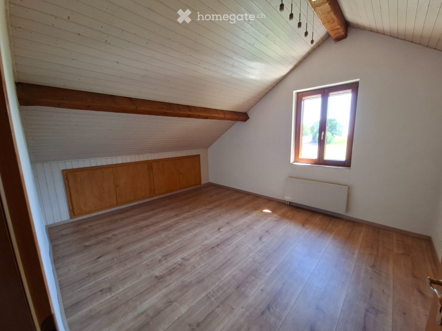 4 ½ Zimmer-Wohnung","description":"Sofort oder nach Vereinbarung, Wohnung in renoviertem alten Bauernhaus (3 Wohnungen). Separater Eingang, Wohnzimmer mit Kamin, offene Küche, Badezimmer im Erdgeschoss. Im Obergeschoss drei Dachzimmer, Badezimmer und Abstellraum. Aussen, Garten und Gemüsegarten sowi
