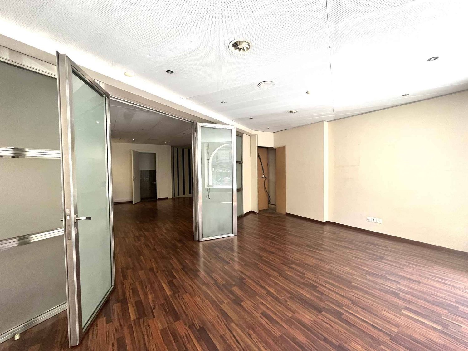 242m² retail space