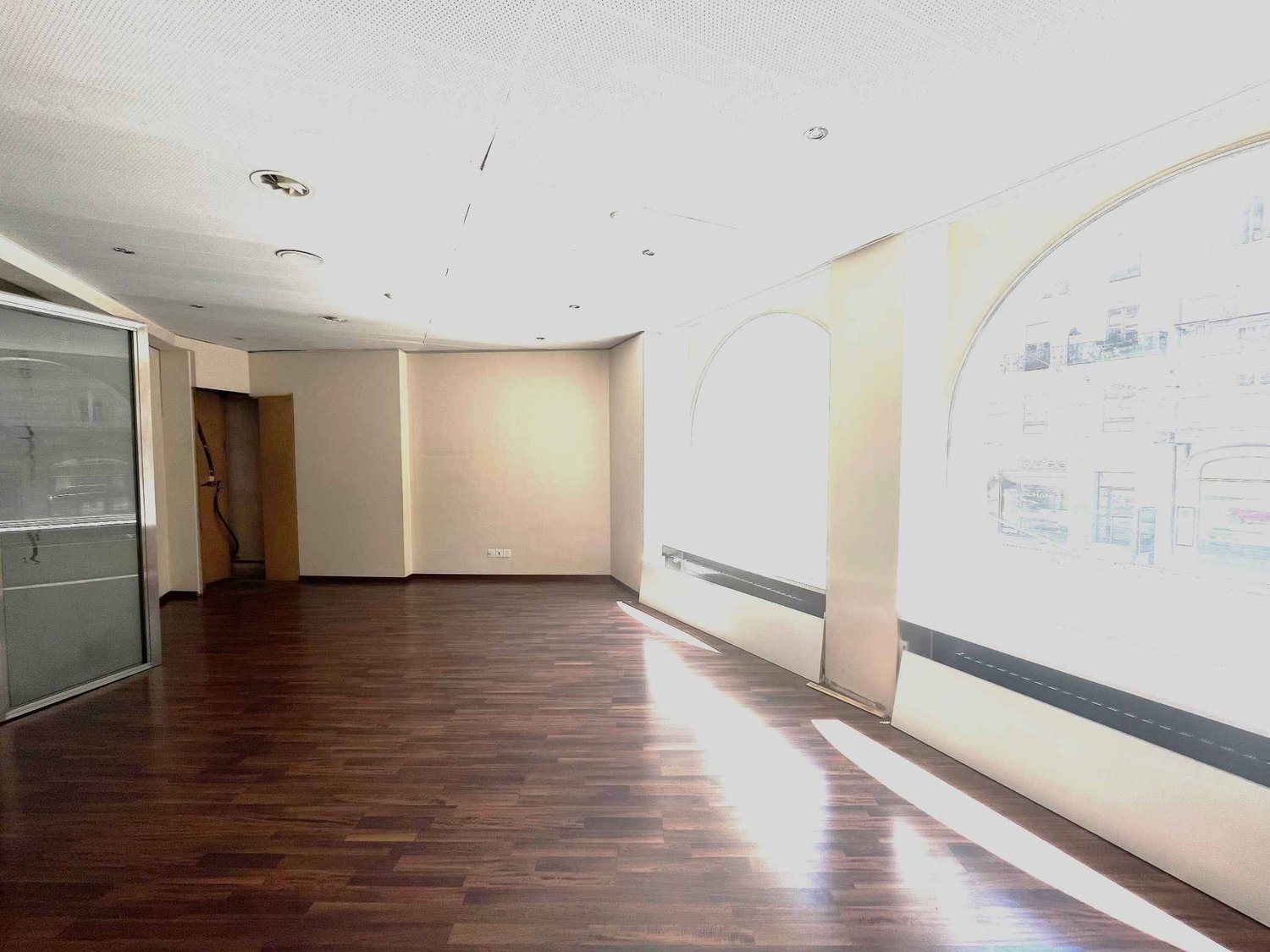 242m² retail space