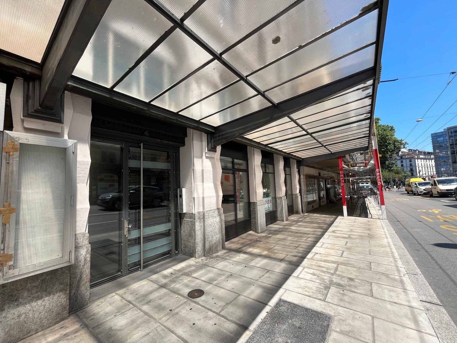 242m² retail space