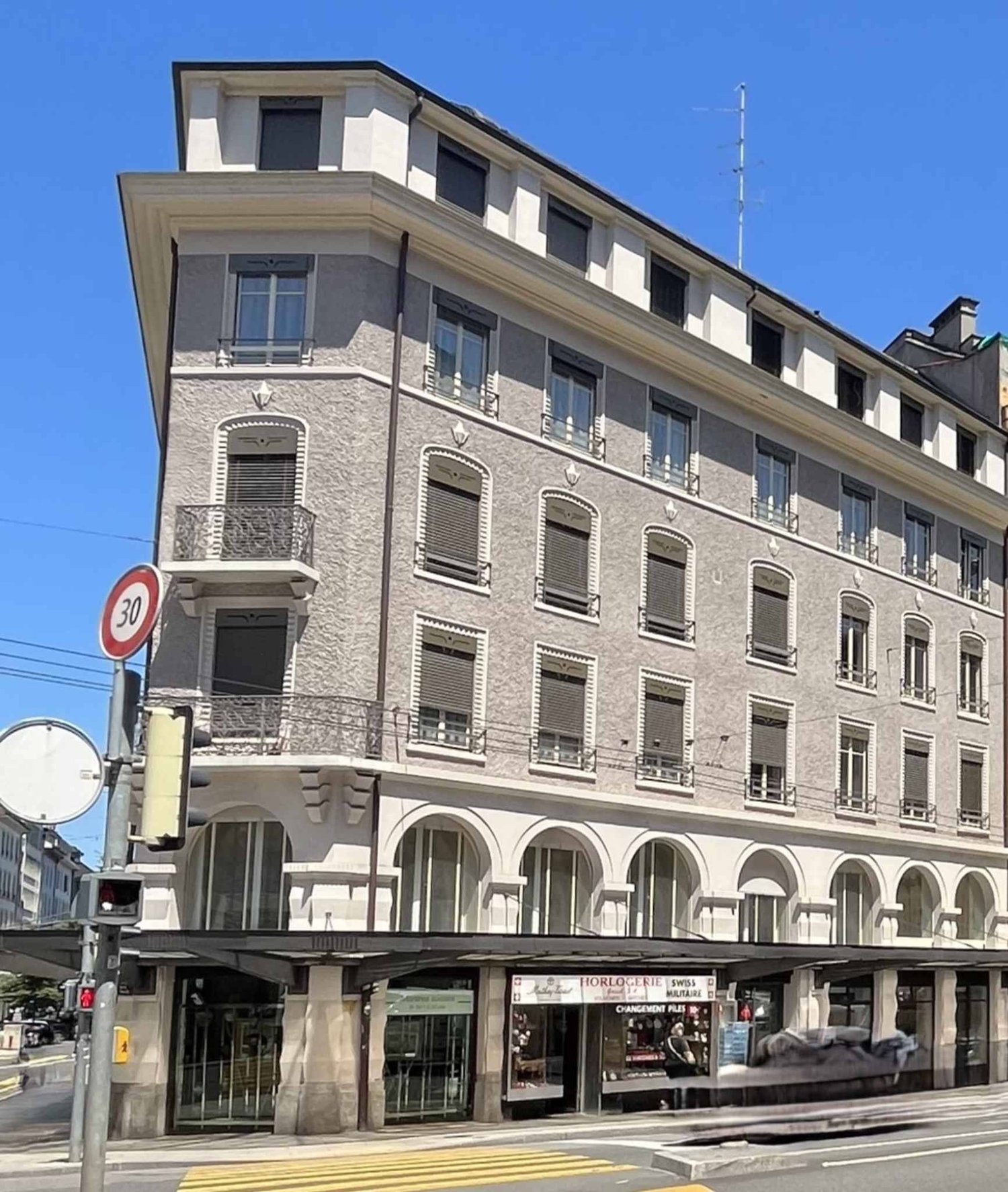 242m² retail space