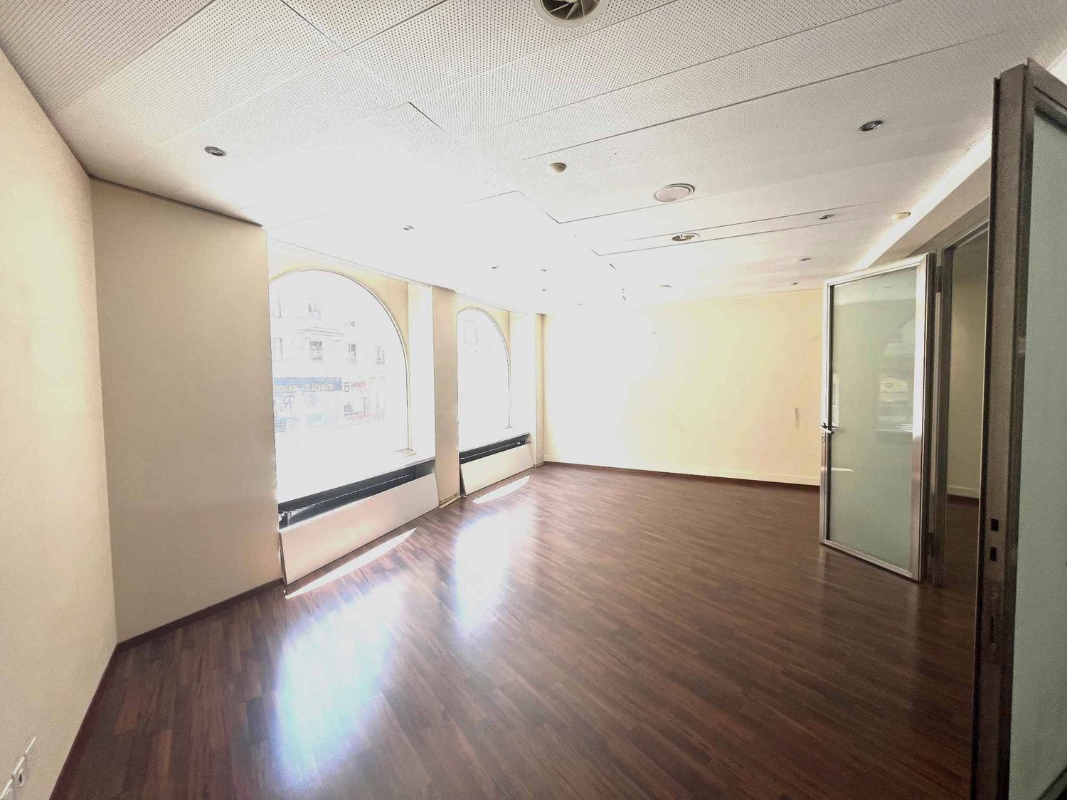 242m² retail space