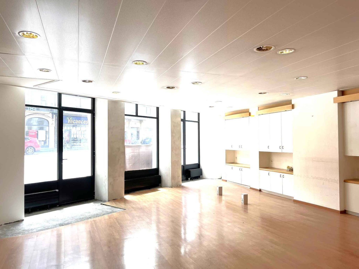 242m² retail space