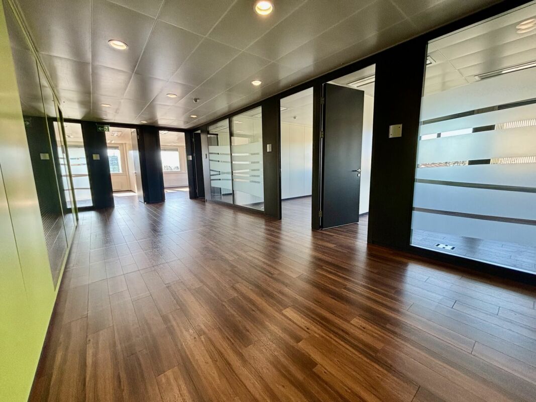 350m² office