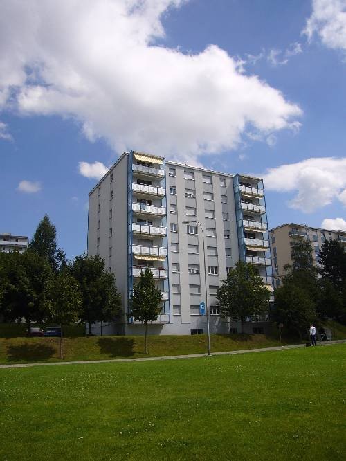 Apartment in the heights of Fribourg
It consists of the following:
- Fitted kitchen
- Living room with dining area with parquet
- Bedrooms with parquet
- Hall with parquet and wall cupboard
- Bathroom with bathtub
- Balcony
Non-contractual photos may come from a similar apartment., photo 2 of 5