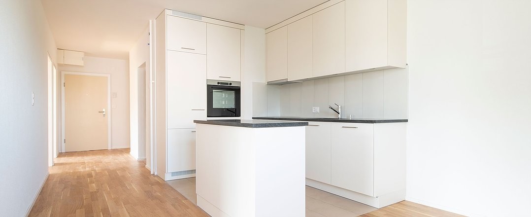 Apartment in the heights of Fribourg
It consists of the following:
- Fitted kitchen
- Living room with dining area with parquet
- Bedrooms with parquet
- Hall with parquet and wall cupboard
- Bathroom with bathtub
- Balcony
Non-contractual photos may come from a similar apartment., photo 3 of 5