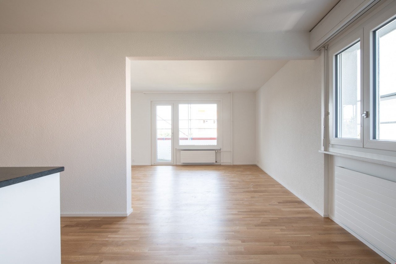 Apartment in the heights of Fribourg
It consists of the following:
- Fitted kitchen
- Living room with dining area with parquet
- Bedrooms with parquet
- Hall with parquet and wall cupboard
- Bathroom with bathtub
- Balcony
Non-contractual photos may come from a similar apartment., photo 1 of 5