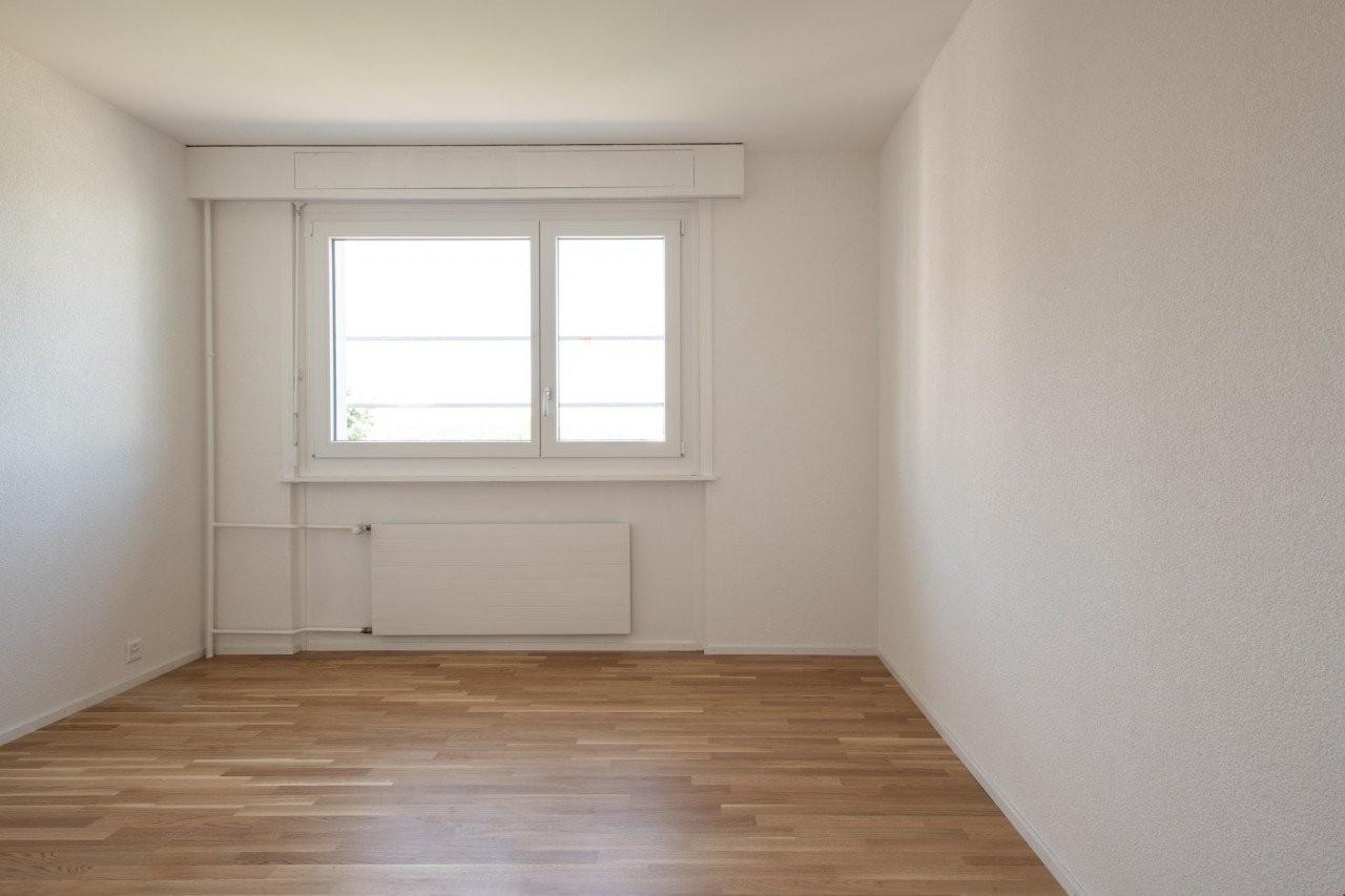 Apartment in the heights of Fribourg
It consists of the following:
- Fitted kitchen
- Living room with dining area with parquet
- Bedrooms with parquet
- Hall with parquet and wall cupboard
- Bathroom with bathtub
- Balcony
Non-contractual photos may come from a similar apartment., photo 5 of 5