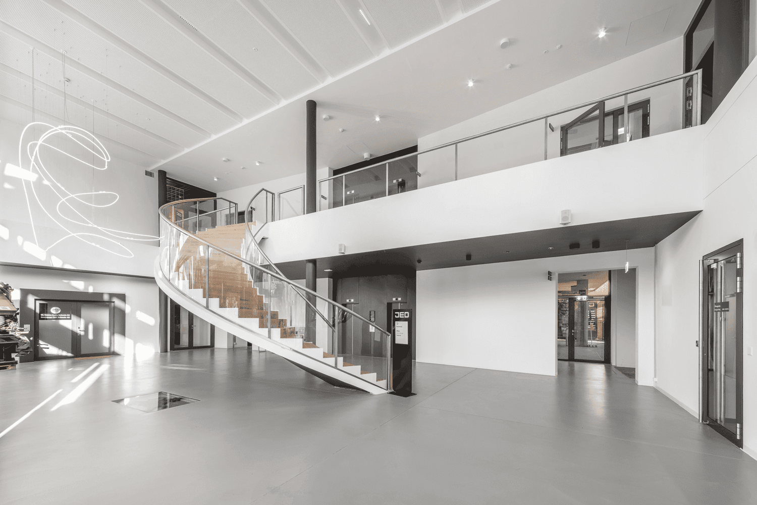 700m² office