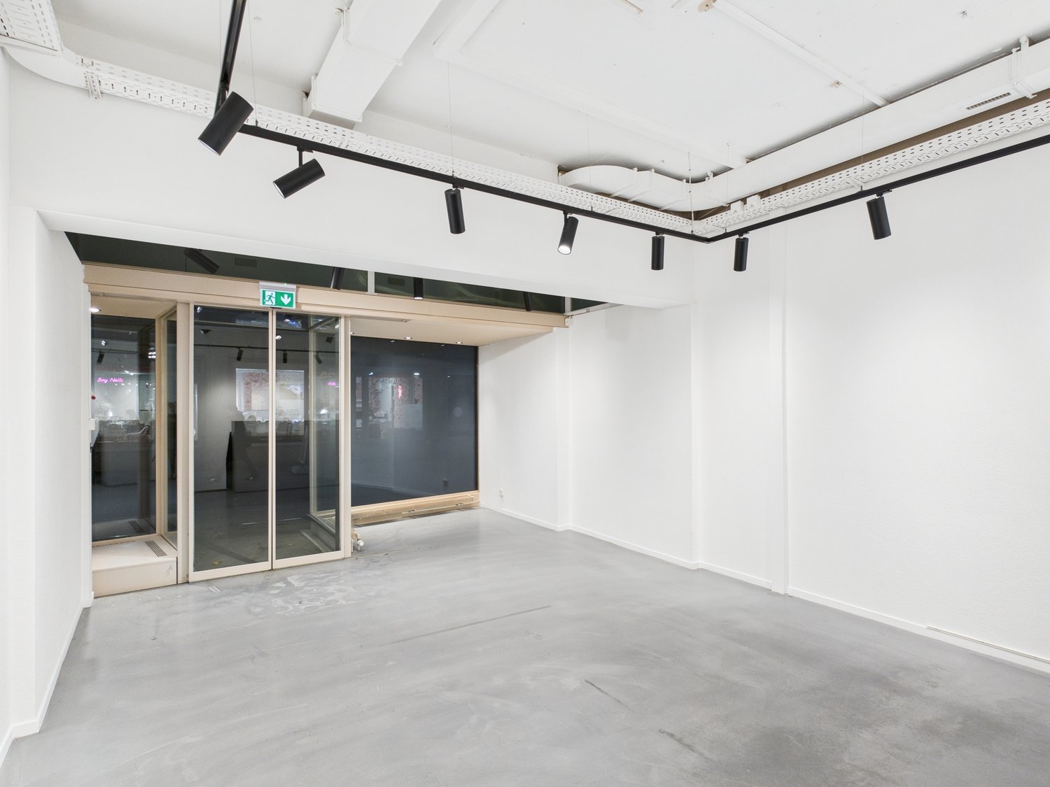 187m² shop
