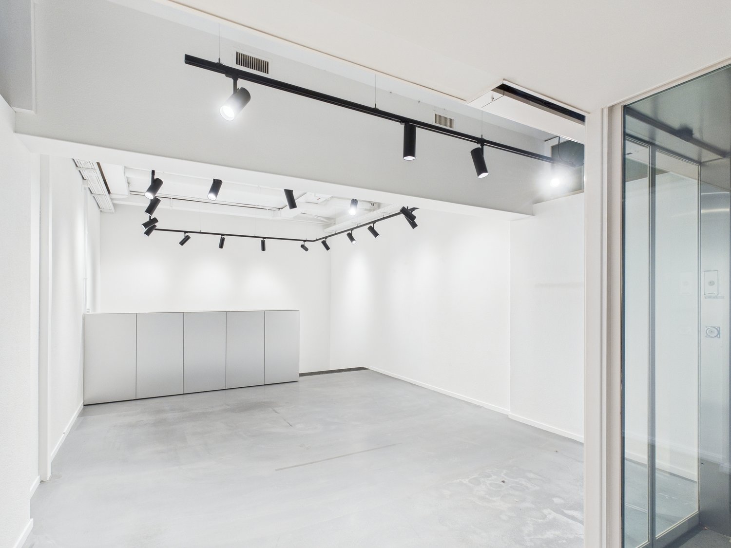 187m² shop