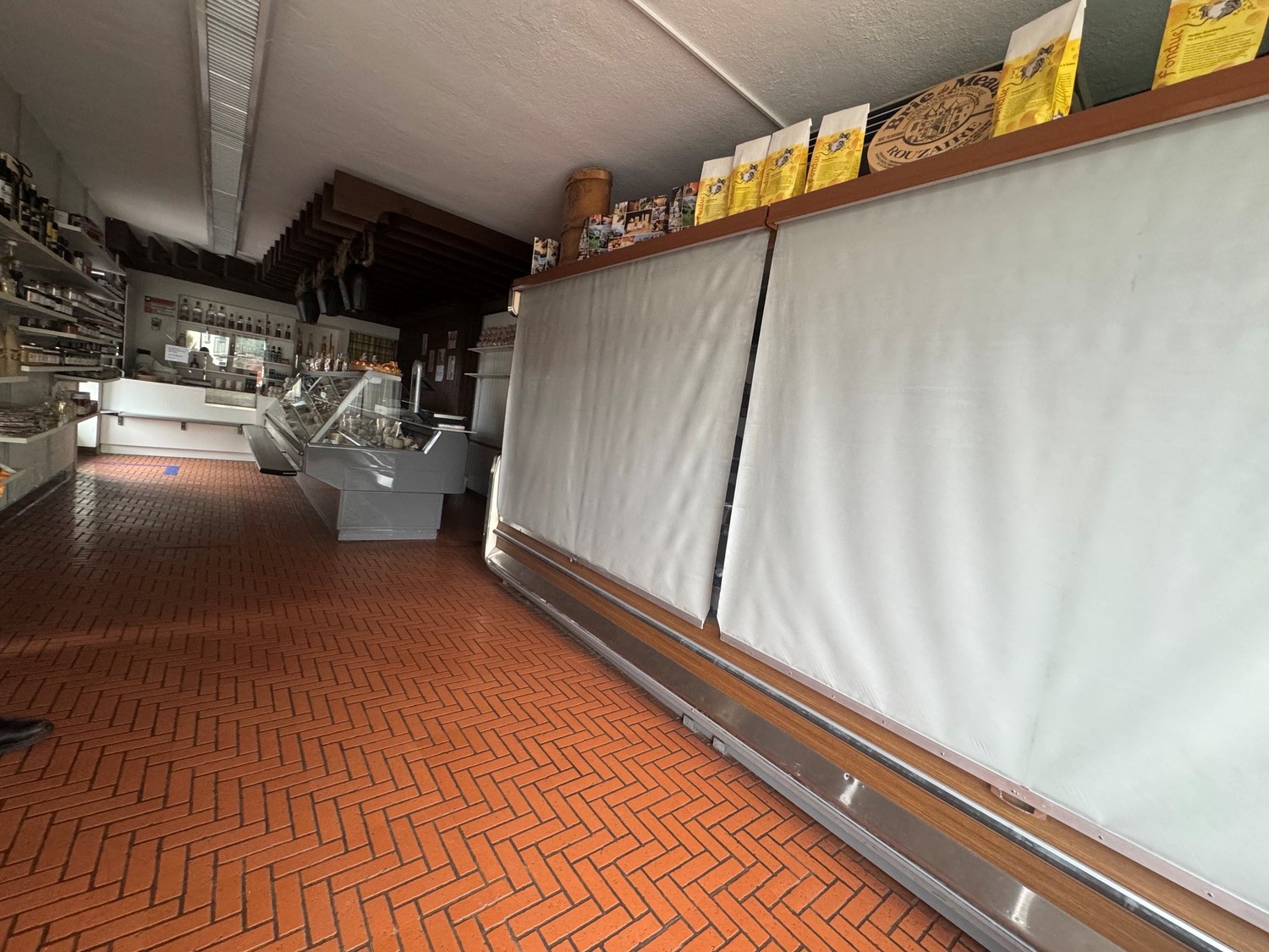 140m² shop, photo 1 of 2