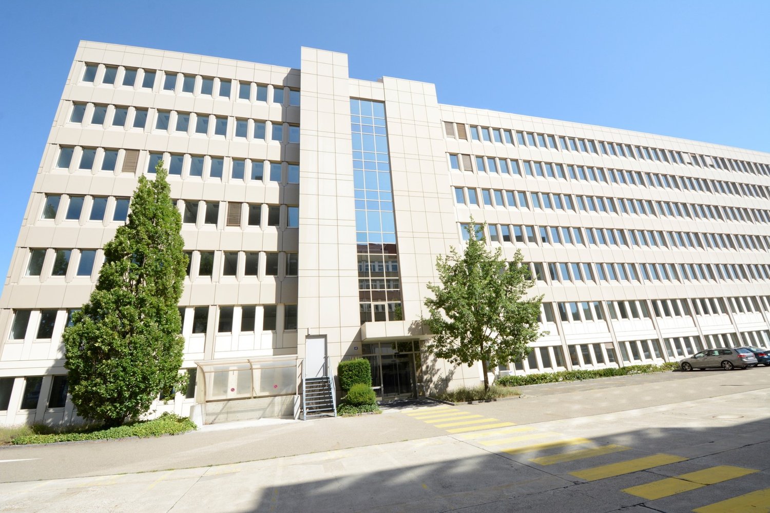 588m² office, photo 1 of 3