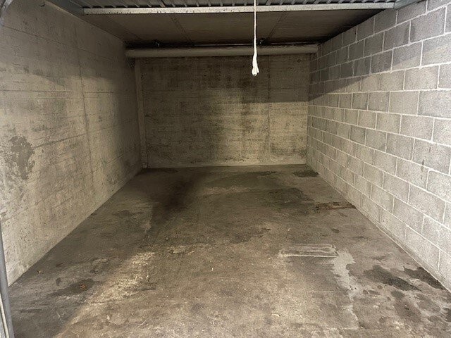 Single garage, photo 1 of 2
