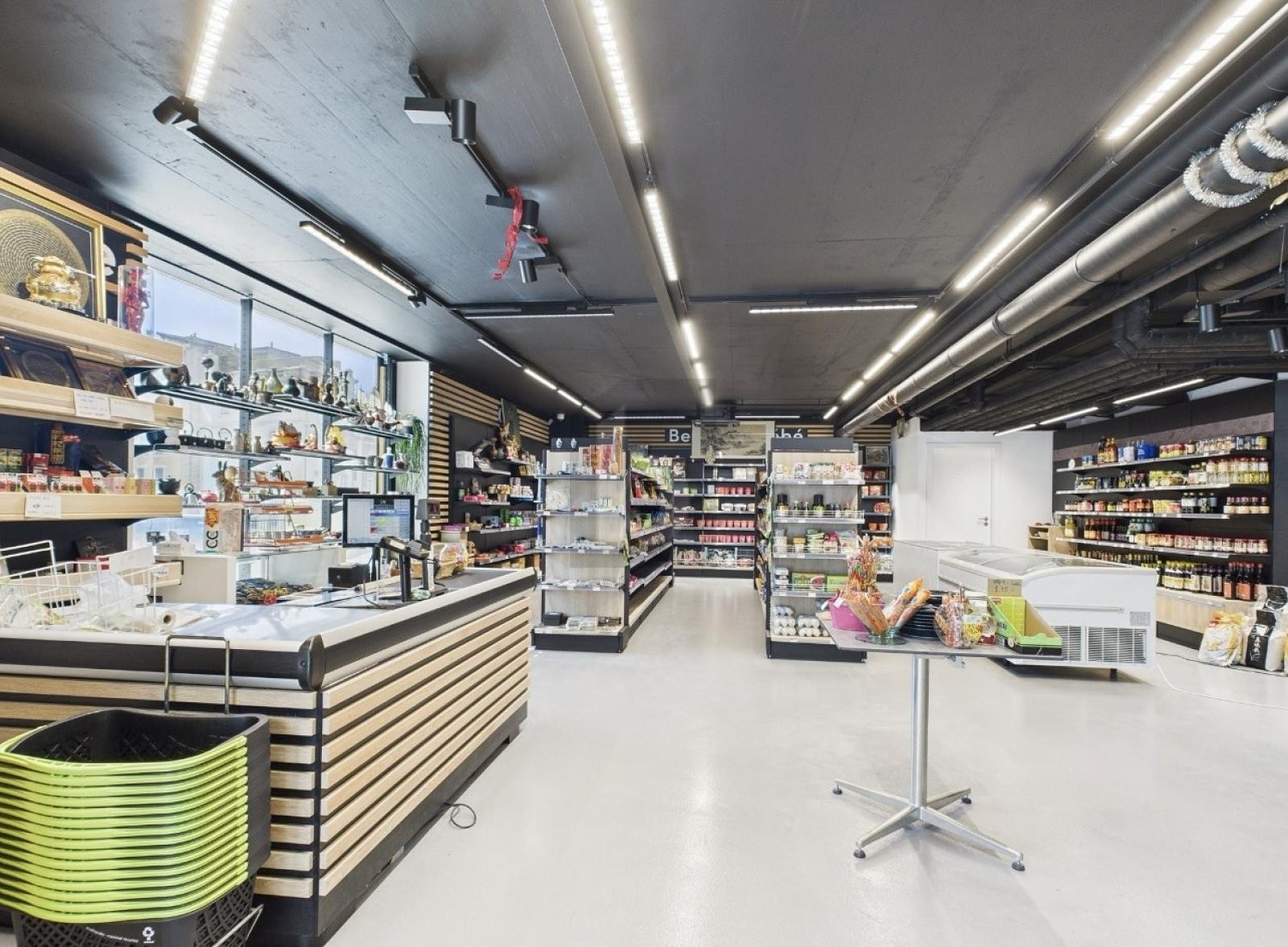 120m² shop, photo 3 of 4