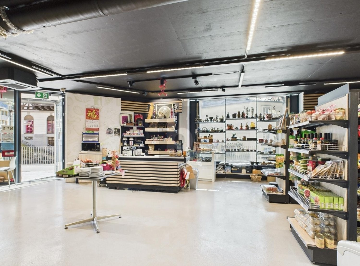 120m² shop, photo 2 of 4