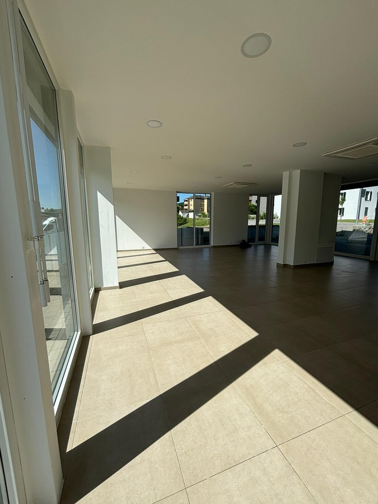 Commercial, photo 1 of 5