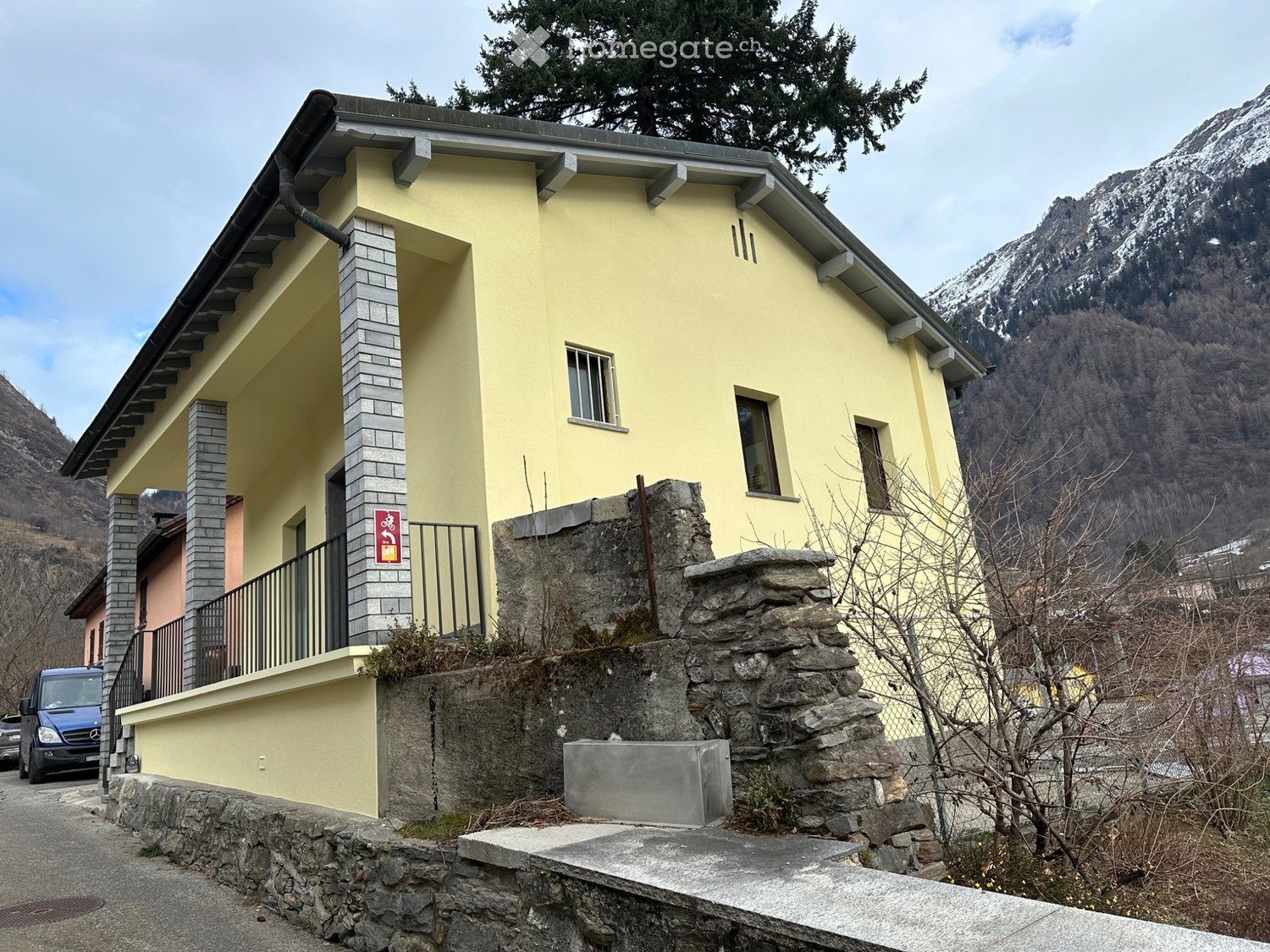 3 rooms single house
Rent house in Olivone.
On the first floor is the kitchen with the living room and a small toilet, while 2 rooms and a bathroom with shower are located on the floor below.