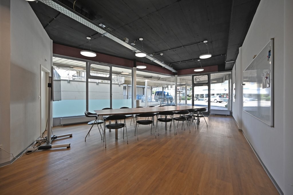 81m² shop, photo 1 of 6