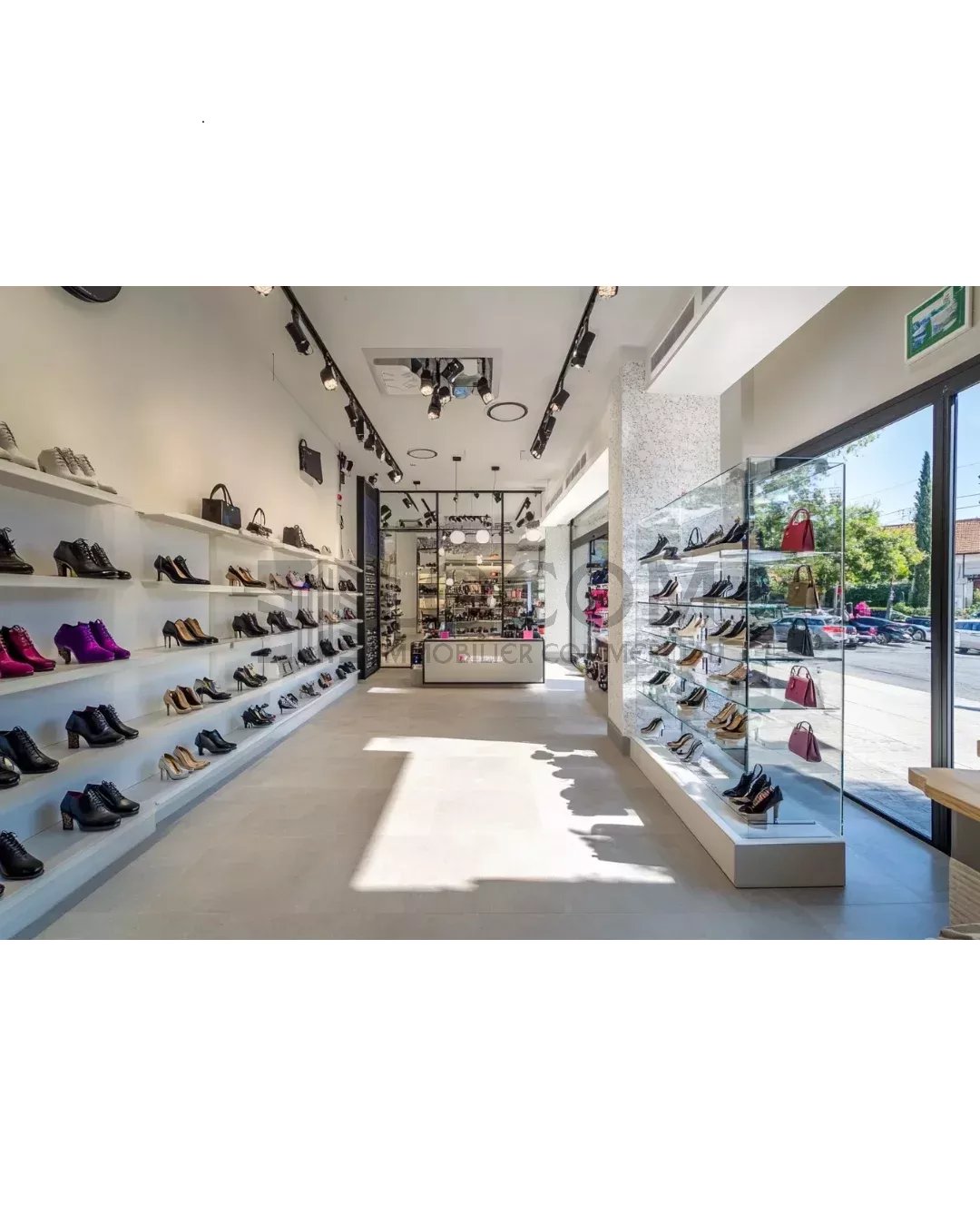 300m² shop, photo 1 of 4