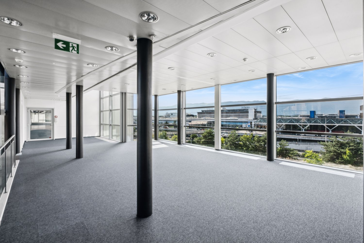 558m² office