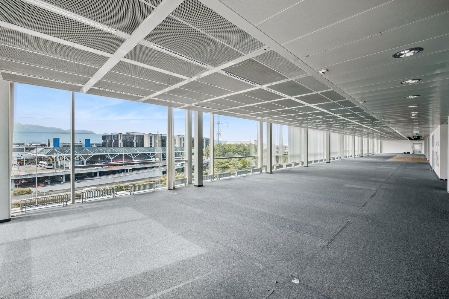 558m² office