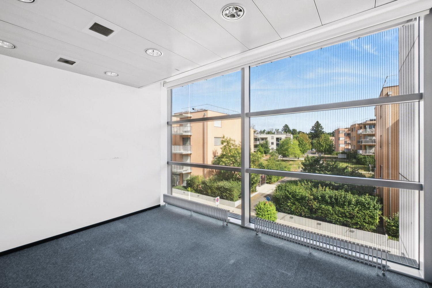 558m² office