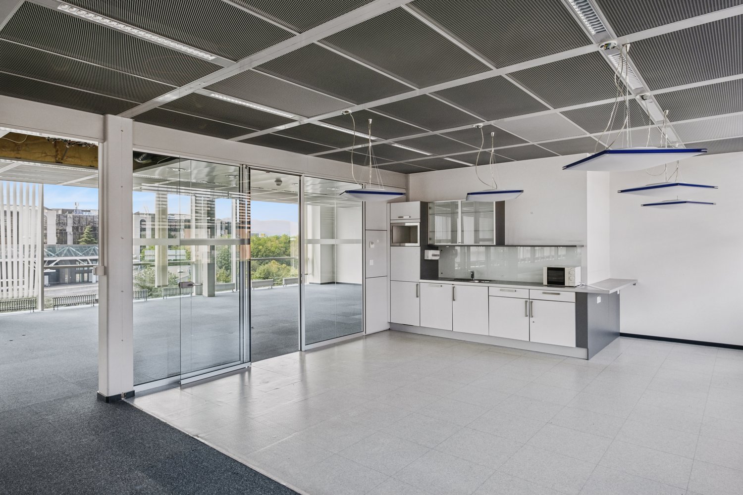 558m² office
