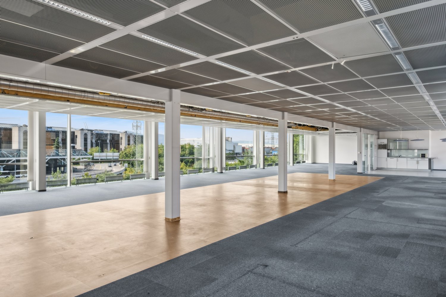 558m² office