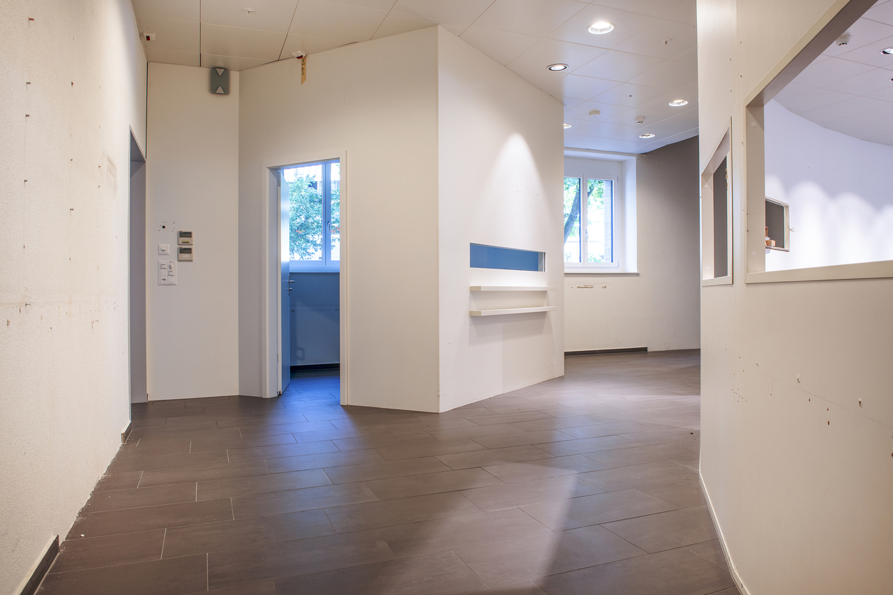 217m² shop, photo 1 of 6