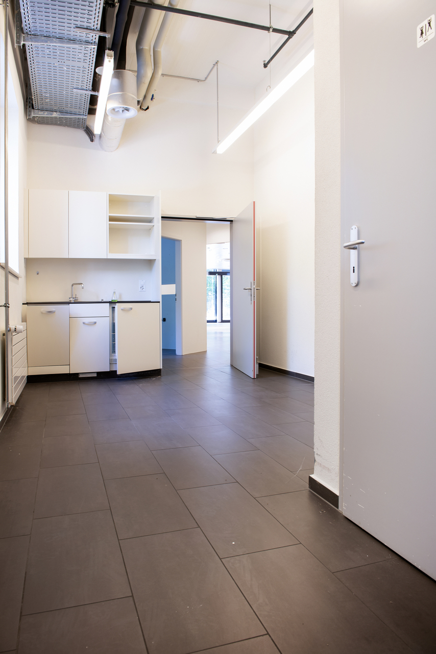 217m² shop, photo 4 of 6