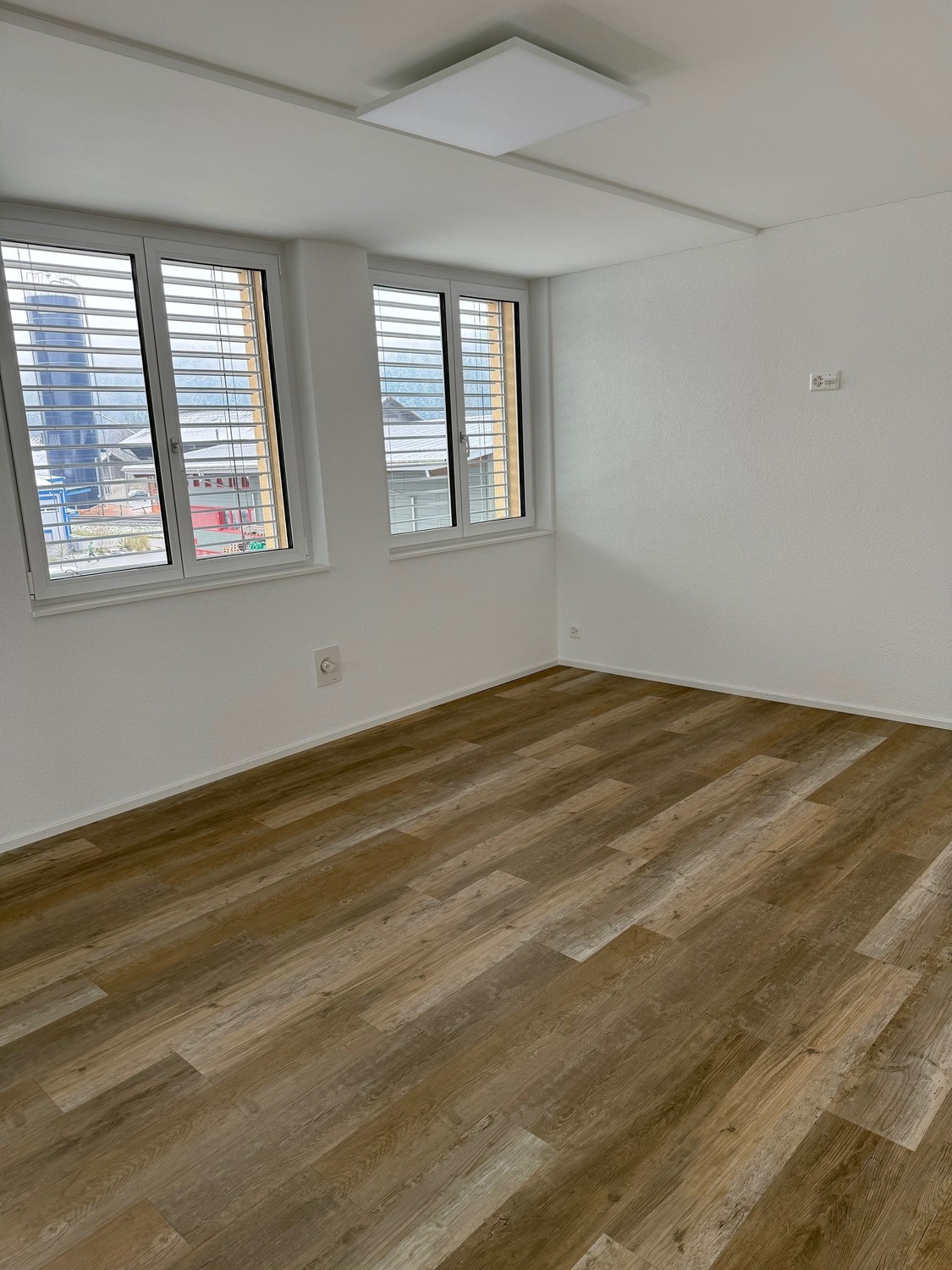 75m² commercial