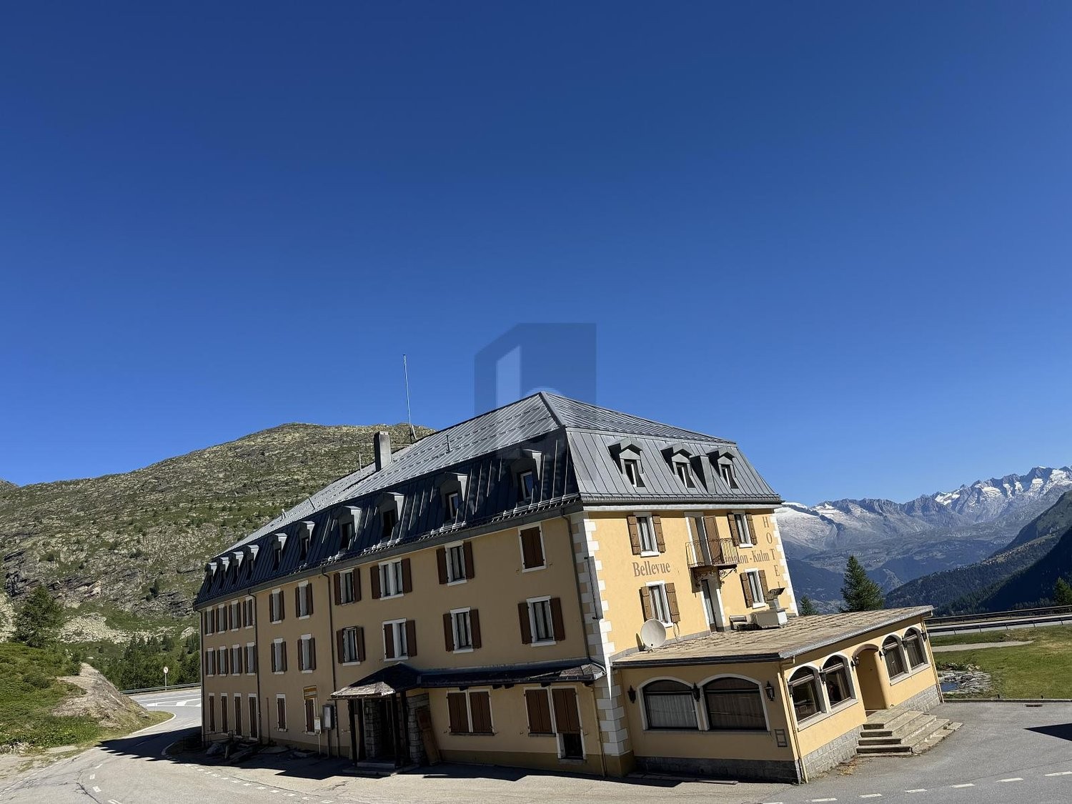 2700m² hotel