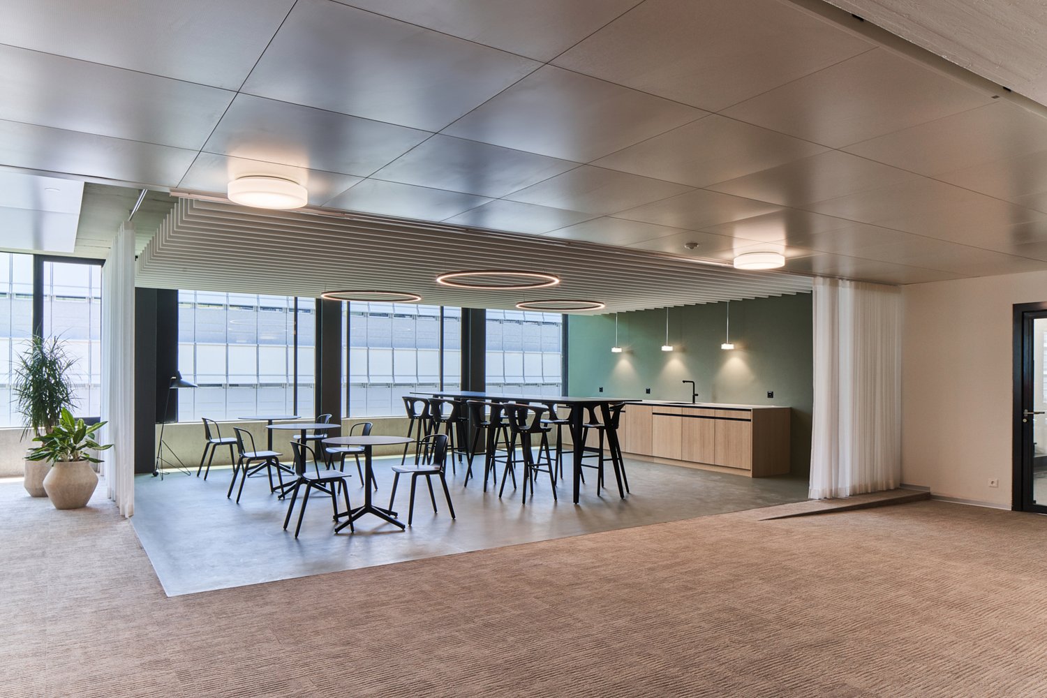1360m² office, photo 6 of 8