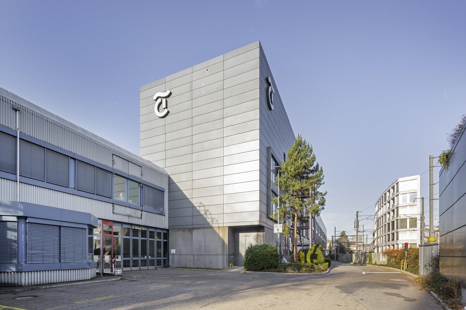 924m² office, photo 1 of 7