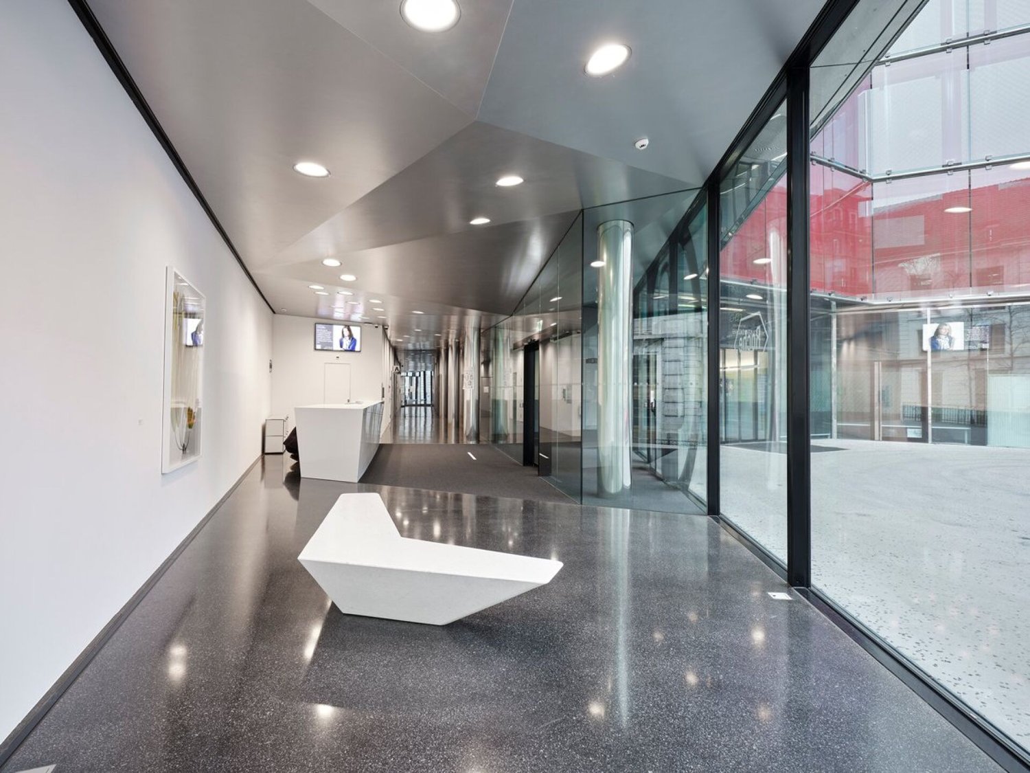 1280m² office, photo 2 of 10