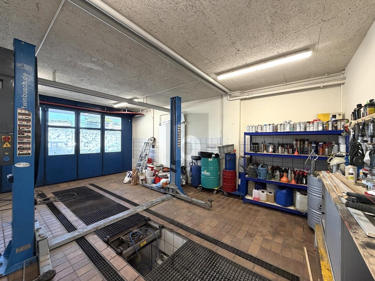 350m² atelier, photo 1 of 3