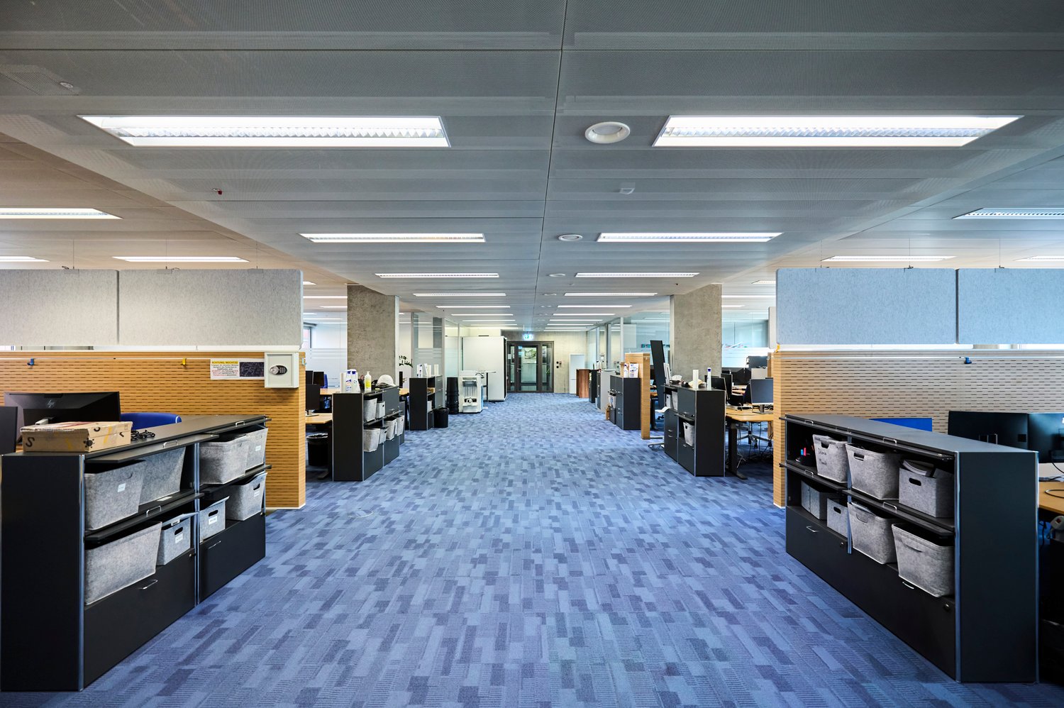 828m² office, photo 1 of 10