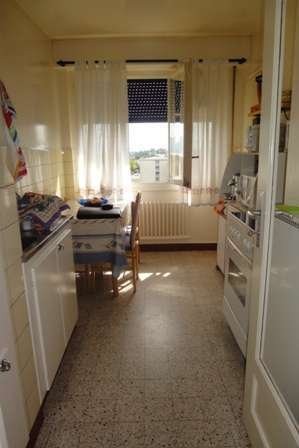 1 room apartment

1 room apartment, comprising:
a small entrance hall, a bathroom with WC, a bedroom, a living room with balcony (small view over Lake Geneva), a fitted kitchen and a bedroom.

The building is located 5 minutes on foot from the Renens station, close to shops and major road axes.